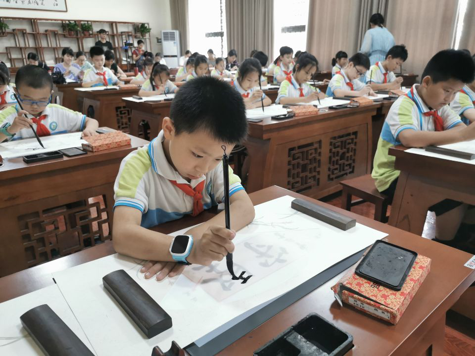 带领学生在电子书法教室练字,开福“新蕾”教师玩转智慧课堂