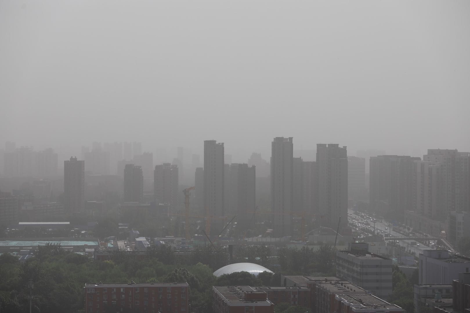 沙尘入京,上午11时北京全市五级重度污染