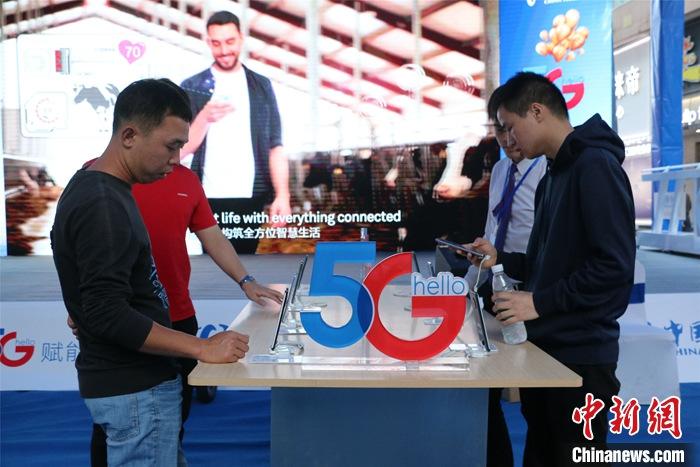 资料图:大众选购5G手机。中新社记者 林馨 摄