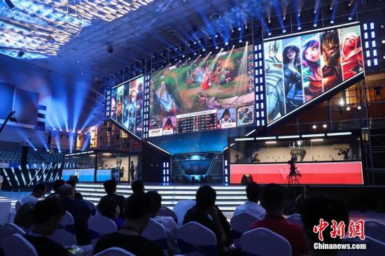 资料图:观众在观看总决赛。当日,2019NEST全国电子竞技大赛(英雄联盟)夏季总决赛在贵州贵阳举行,首场对阵中BLG战队以2:0胜WE战队。中新社记者 瞿宏伦 摄