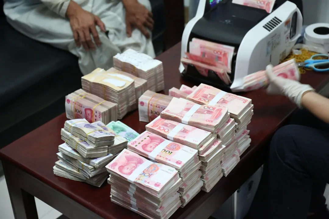 纸箱装近百万人民币 广西货车司机携现金入境被