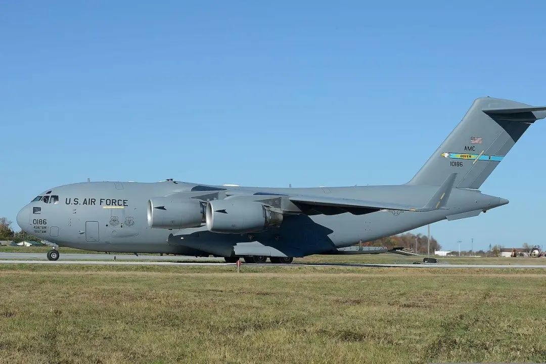 "环球霸王"出动,c-17送美国大兵"空降华盛顿 图说