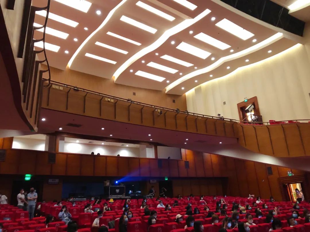 不演等死,演了赔死,剧场人自救能撑多久?