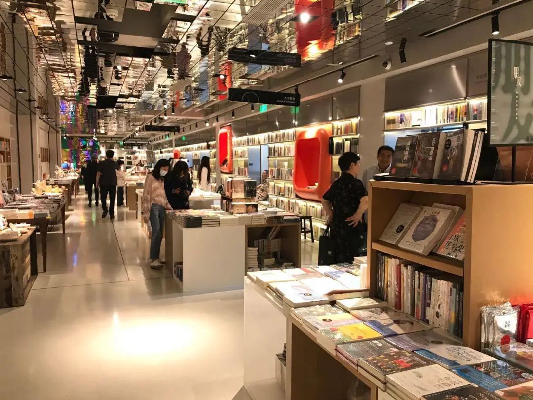 用艺术引流,网红书店办起画展