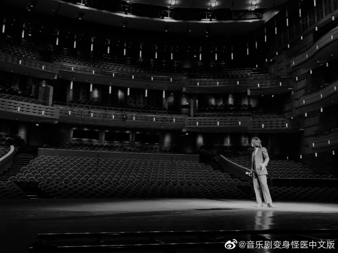 不演等死,演了赔死,剧场人自救能撑多久?