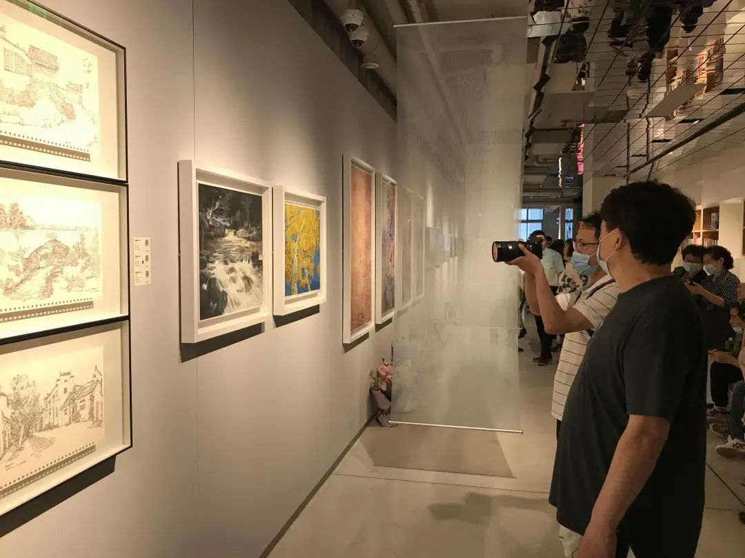 用艺术引流,网红书店办起画展