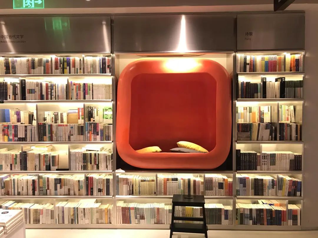 用艺术引流,网红书店办起画展