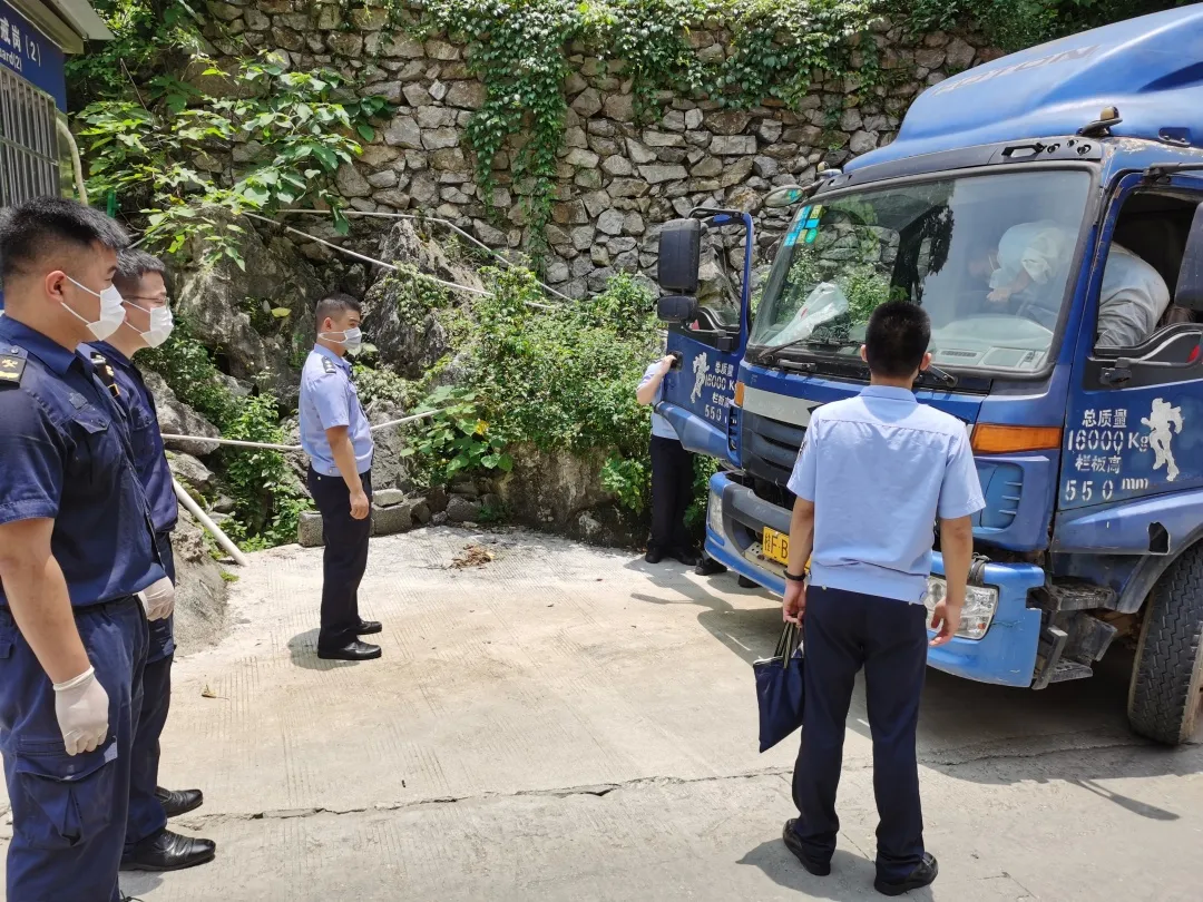 纸箱装近百万人民币 广西货车司机携现金入境被