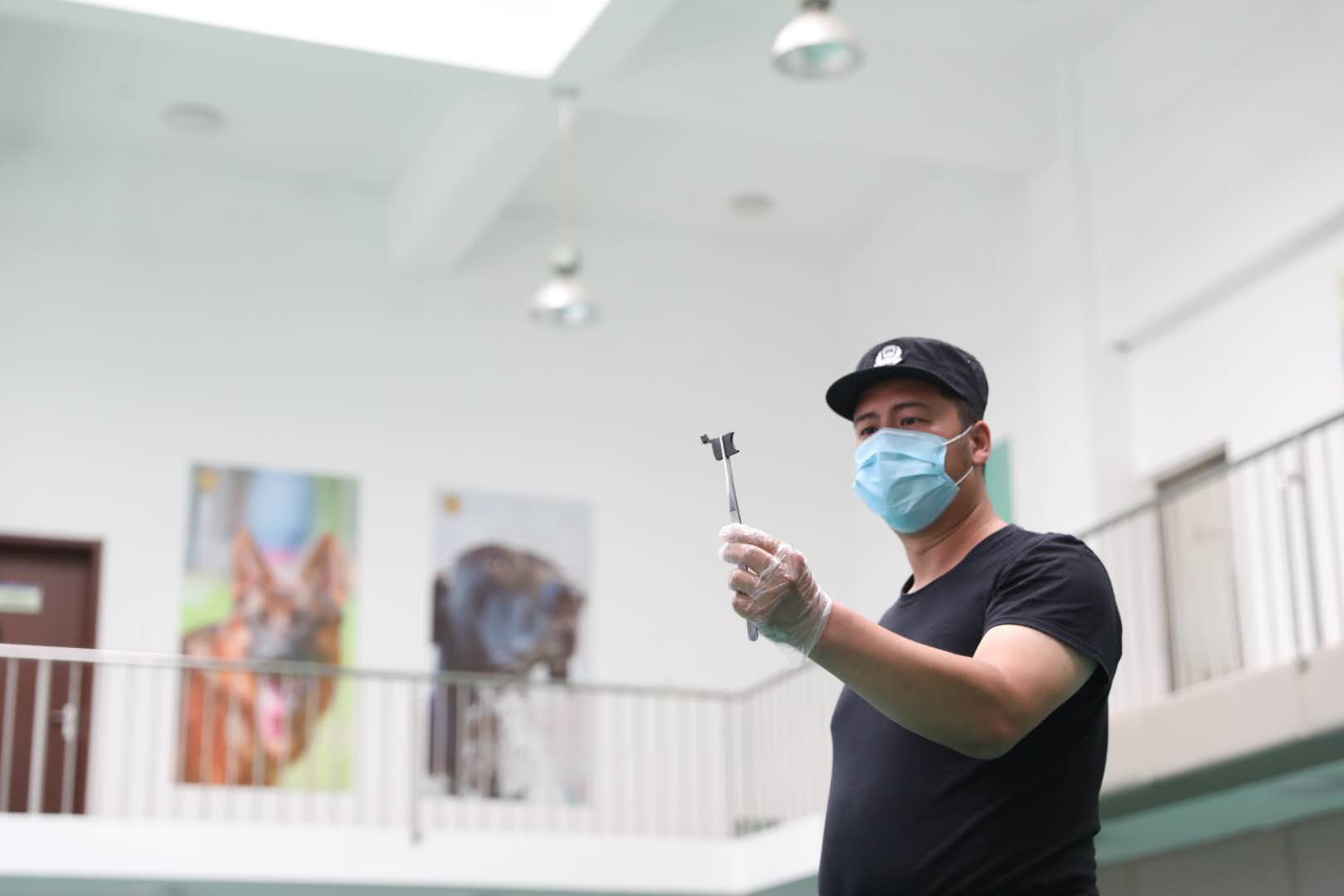 警方在警犬搜出的可疑包裹中发现小片枪支碎片。新京报记者 王飞 摄