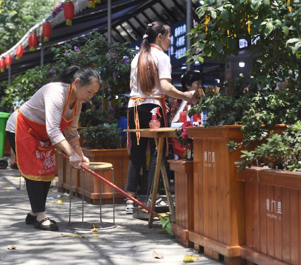 松绑的“地摊经济”提供了就业岗位。新华社 图