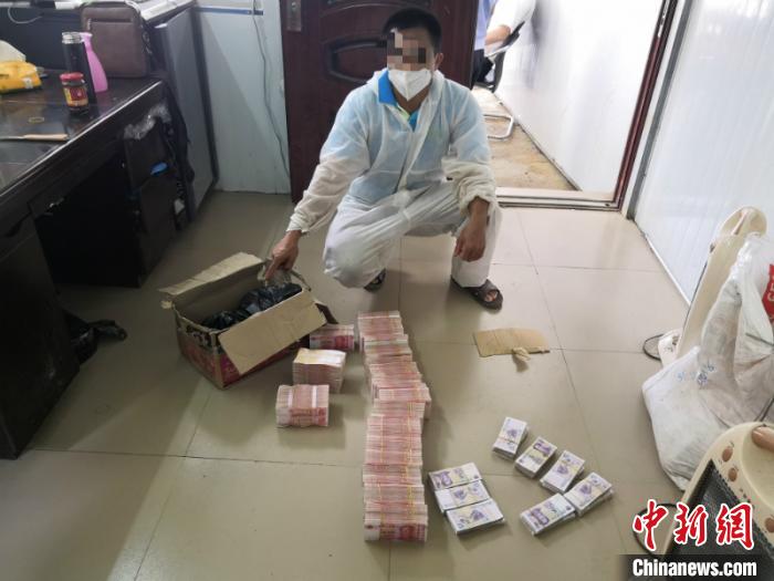犯罪嫌疑人指认其携带的人民币。 林浩 摄