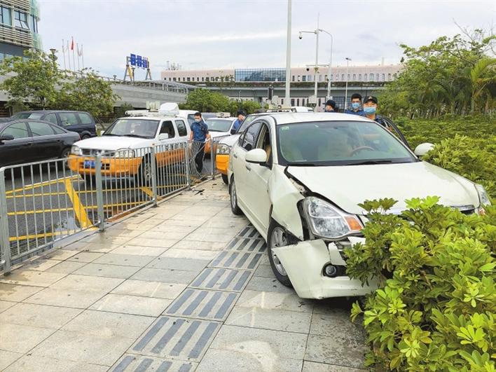 机场片区严查非法营运 黑车逆行冲卡被罚3万