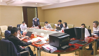 第7统计督察组在山西省襄垣县就督察情况进行“复盘”时的场景。徐超 摄
