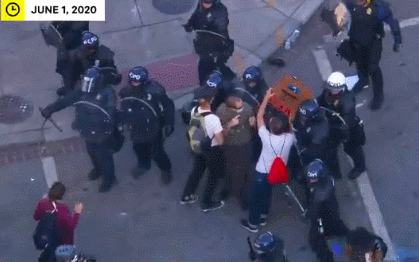 警方周一在白宫外驱散示威者,为特朗普前往附近教堂“开道” 视频截图