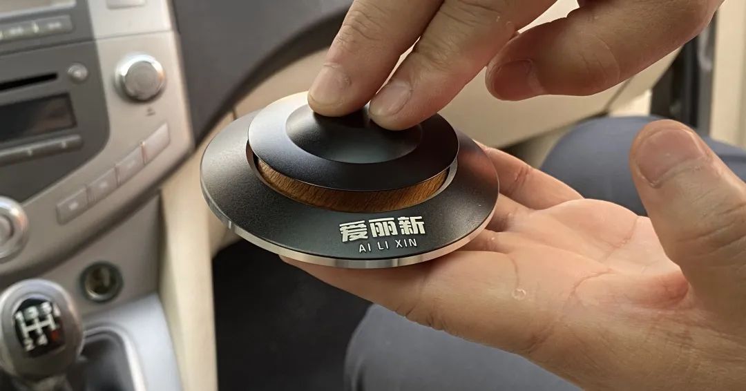 别老是拿豪车说事,老百姓车里放这个,有面儿有品味!