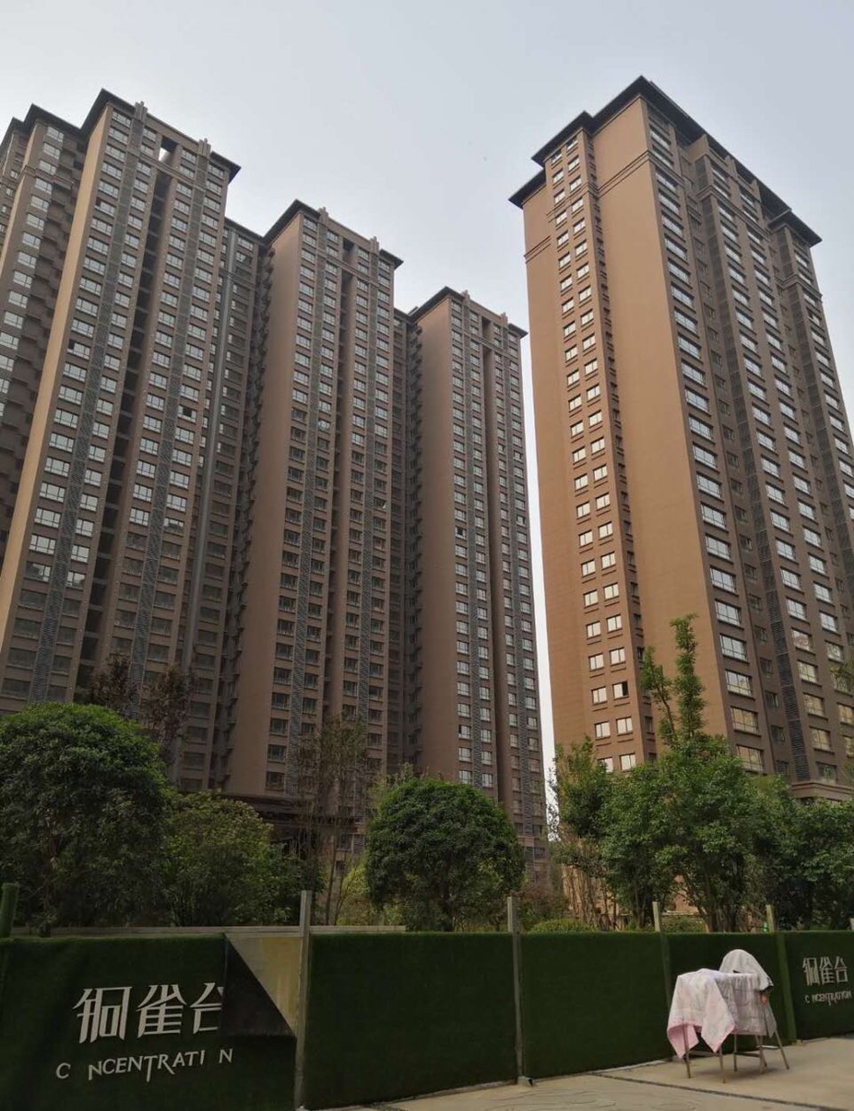 铜雀台小区2号楼(前)已封顶。