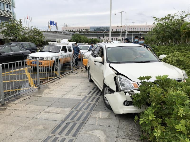 深晚报道|“黑车”司机逆行冲卡、加速逃逸,执法支队严查机场片区非法营运