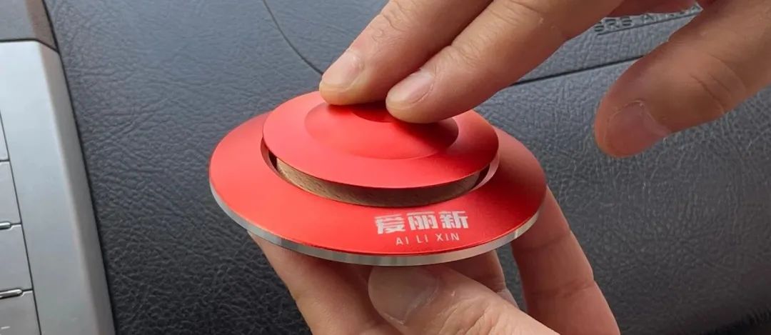 别老是拿豪车说事,老百姓车里放这个,有面儿有品味!