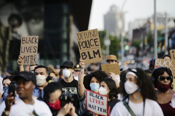 6月4日,在美国纽约,抗议者手持“黑人的命也是命”等标语参加示威活动。新华社/美联