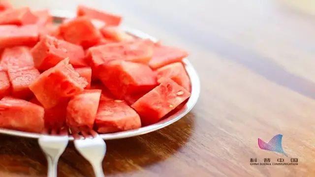 水果店为什么喜欢把西瓜切一半卖?背后"猫腻"可不小…