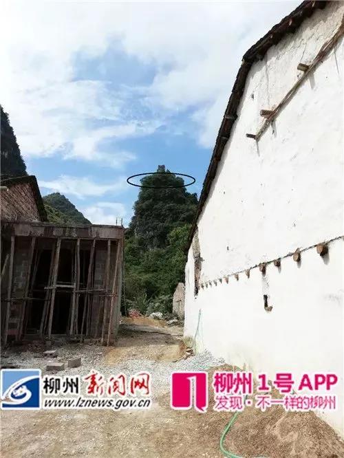据群众介绍,两姐妹遗体在她们家后面这座山上被发现。