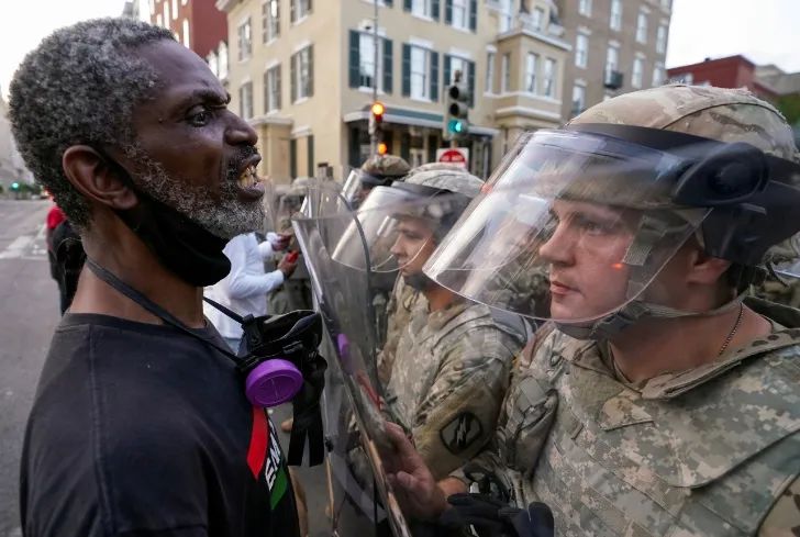 美国首都华盛顿，抗议民众与国民警卫队士兵对峙。图源：路透社