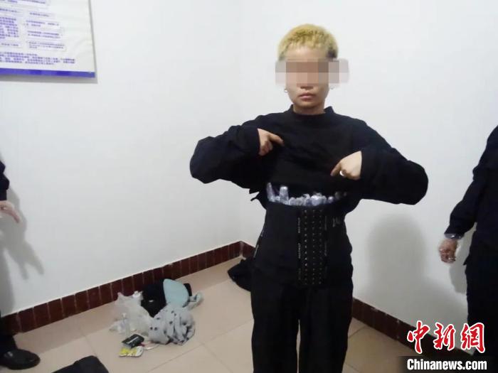 图为藏匿于束腰带中的毒品。临沧边境管理支队供图