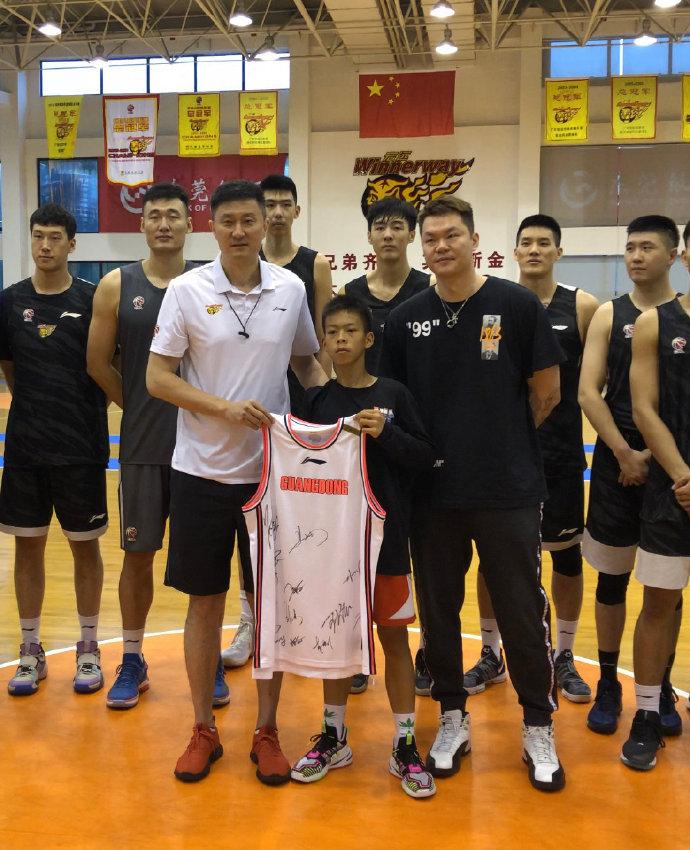 广东篮球少年张家城走进广东宏远俱乐部