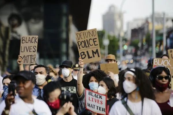 ▲6月4日,在美国纽约,抗议者手持“黑人的命也是命”等标语参加示威活动。新华社/美联