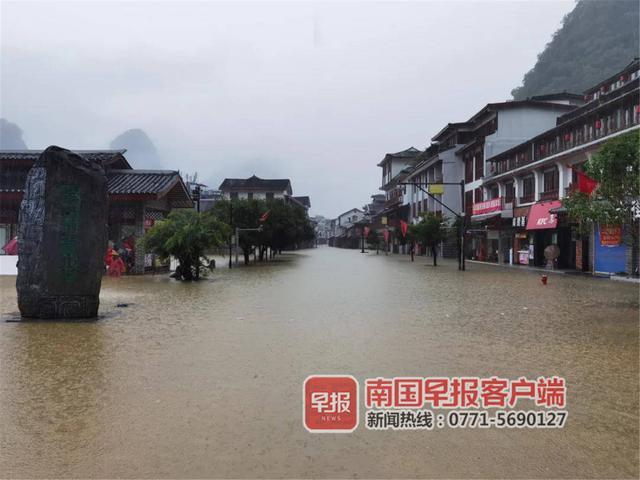 阳朔县城大多半门路泛起内涝。阳朔资讯供图
