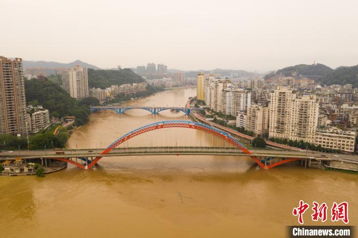 洪水围住梧州城。何汉文 摄