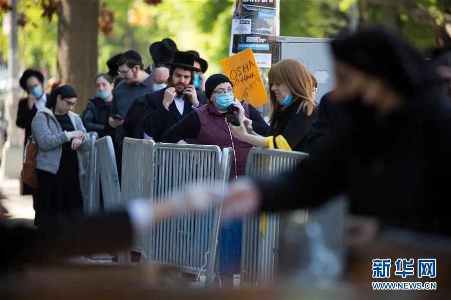 ▲5月14日,在美国纽约一个食品发放点,人们领取慈善组织发放的免费用餐券。新华社发(郭克 摄)