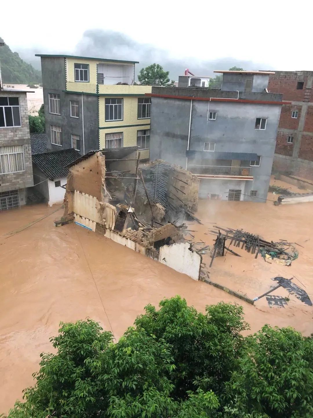 河池昨发生山体滑坡,两人遇难!暴雨已致广西30余万人口受灾!休闲区蓝鸢梦想 - Www.slyday.coM 河池昨发生山体滑坡,两人遇难!暴雨已致广西30余万人口受灾!休闲区蓝鸢梦想 - Www.slyday.coM