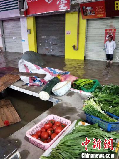 珠海斗门区井岸镇的坭湾市场大部分商铺出现水浸现象。　赵娟华 摄
