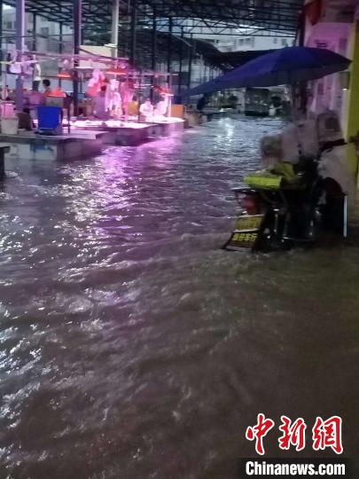 珠海斗门区井岸镇的坭湾市场水流成河。　赵娟华 摄