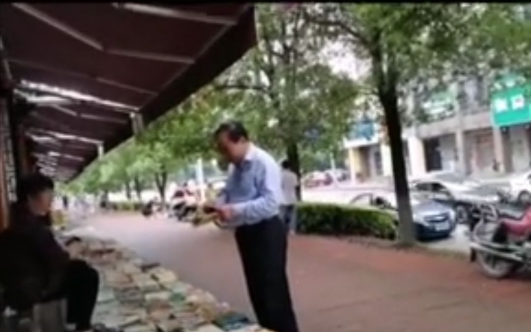 株洲市长逛旧书摊引质疑 拍摄者：非摆拍