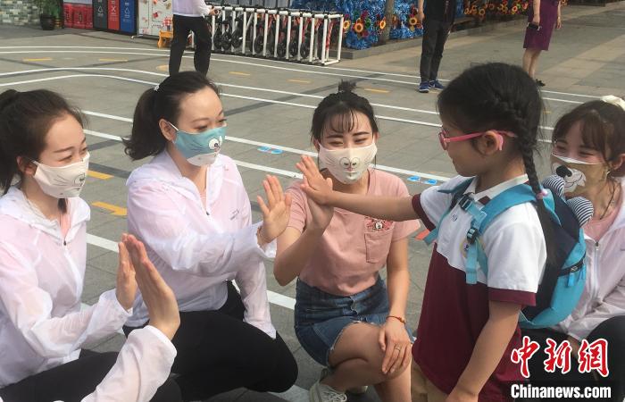 从6月8日起，北京市具备开园条件的北京市幼儿园陆续开园。图为幼儿和老师击掌庆祝返园。　张兴龙 摄