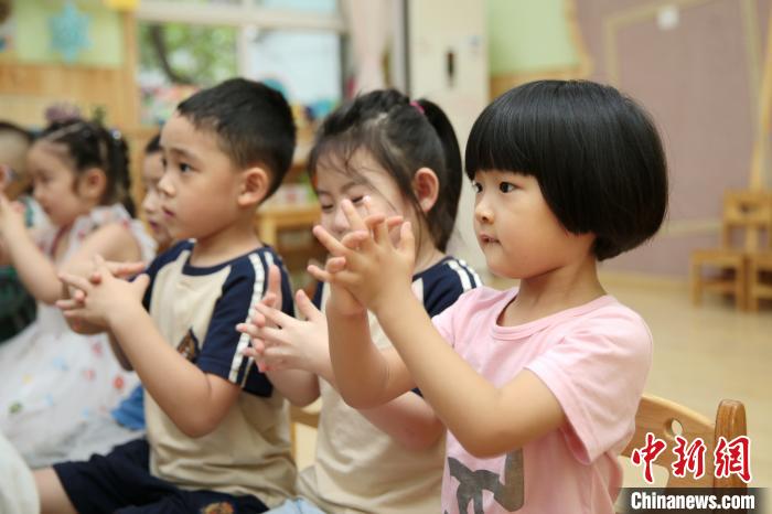 图为孩子们在学习洗手操。 张远 摄