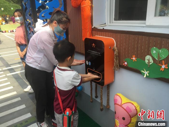 从6月8日起，北京市具备开园条件的北京市幼儿园陆续开园。图为幼儿在进行手部消毒。　张兴龙 摄