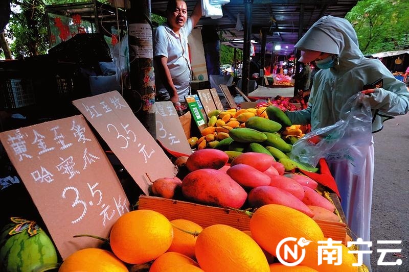 果摊水果琳琅满目,受市民欢迎。