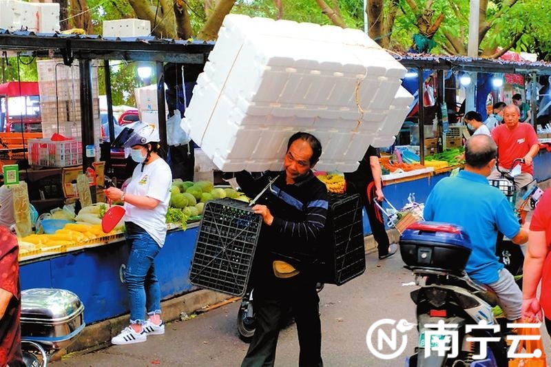 安北下临时摆卖区,忙碌的小摊贩。努力奋斗,终会收获更多幸福。