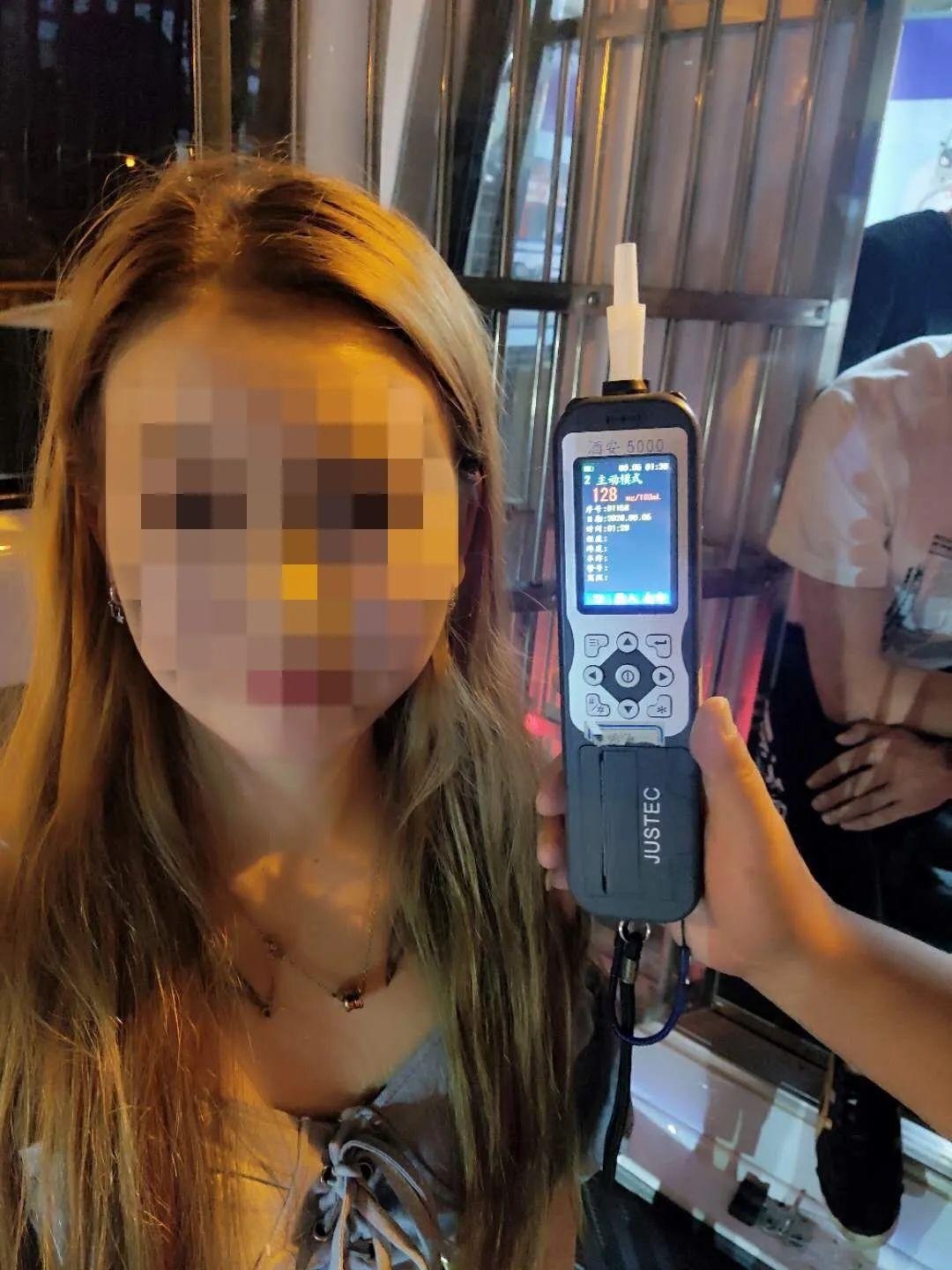 19岁女主播庆生,凌晨1点开奔弛被抓!原因真不敢想