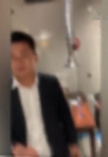 怀疑对方跳单 上海15名房产中介西装革履围堵饭店朝店员吐口水 最终全被判刑
