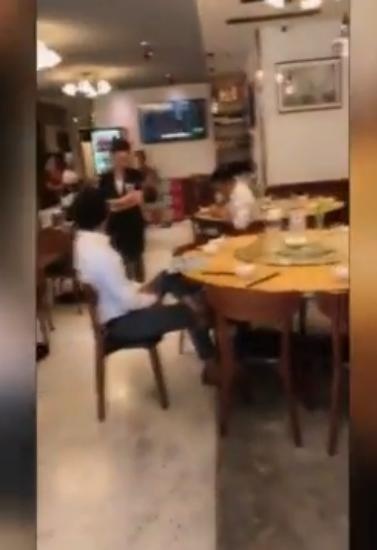 怀疑对方跳单 上海15名房产中介西装革履围堵饭店朝店员吐口水 最终全被判刑