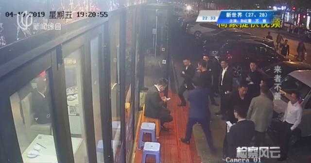 怀疑对方跳单 上海15名房产中介西装革履围堵饭店朝店员吐口水 最终全被判刑