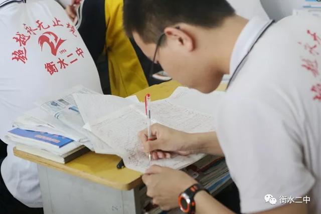 震撼!衡水四千高考生操场呐喊,央视点赞!9科冲刺锦囊首次曝光休闲区蓝鸢梦想 - Www.slyday.coM 震撼!衡水四千高考生操场呐喊,央视点赞!9科冲刺锦囊首次曝光休闲区蓝鸢梦想 - Www.slyday.coM