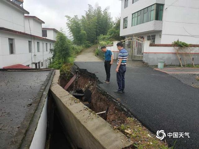 江西新余:强降雨致内涝严重山体滑坡