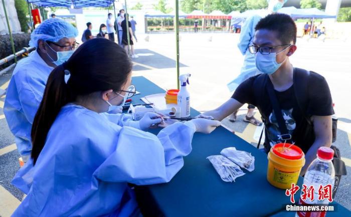 　6月8日，湖北武汉，武汉大学的返校学生进行新型冠状病毒核酸和抗体检测。当日起，湖北高校毕业年级学生分批有序返校。 中新社记者 张畅 摄