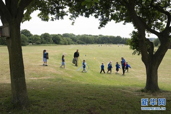 英格兰小学助学前班学生适应复课