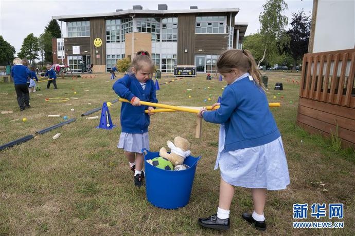 英格兰小学助学前班学生适应复课